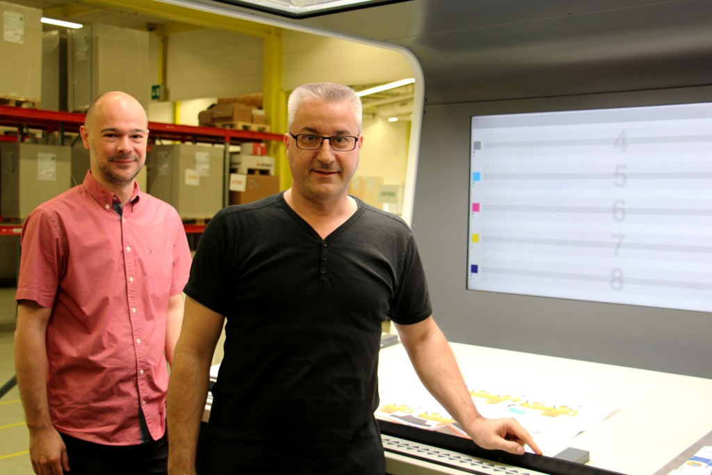 René Koller (K+D AG, rechts) und Sven Kugler (Topix AG) erneuerten das Herz des Kundenservice-Teams von K+D; es verarbeitet auch die CTP-Daten für den Acht-Farben-Offsetdruck