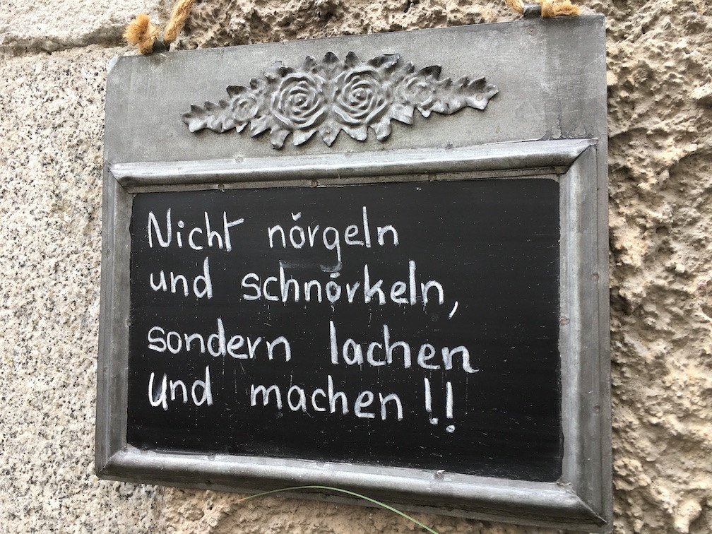 Treffend formuliert – ein Schild in der Altstadt von Klausen, Südtirol – © Dieter Herzmann