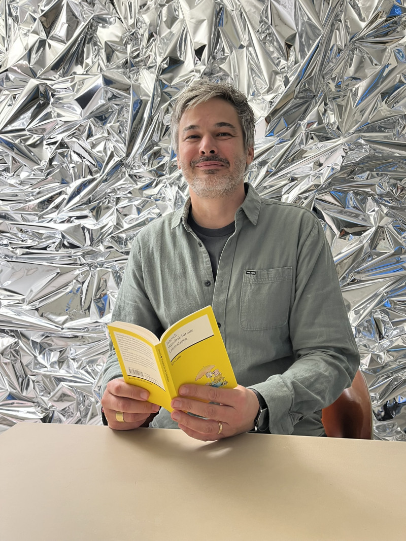 Mann liest Buch