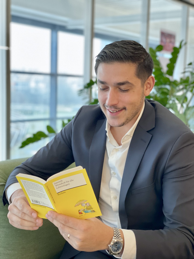 Mann liest Buch
