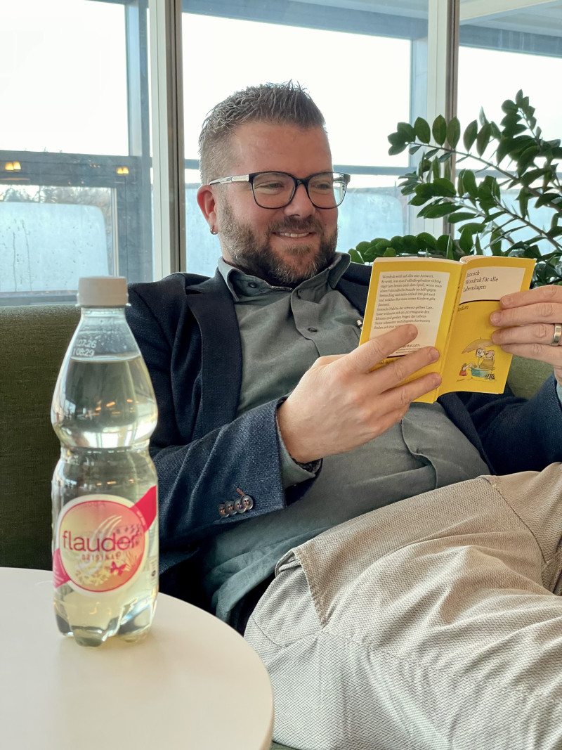 Mann liest Buch