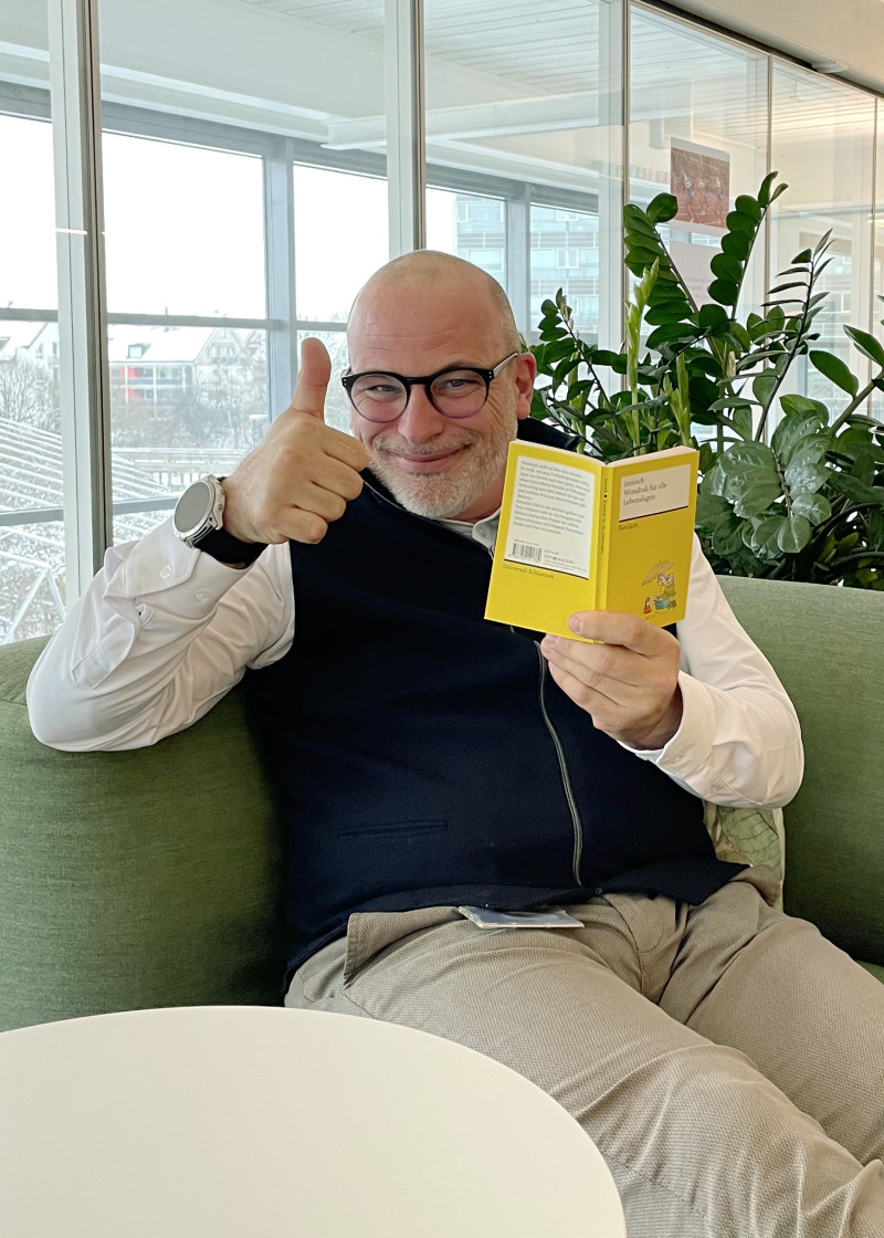 Mann liest Buch