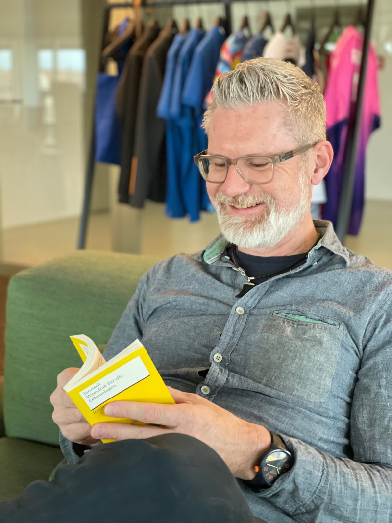 Mann liest Buch